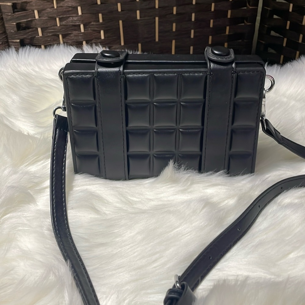 #072 NWT ADORABLE TWO SNAP CLOSURE CROSSBODY PURSE. - Picture 1 of 4